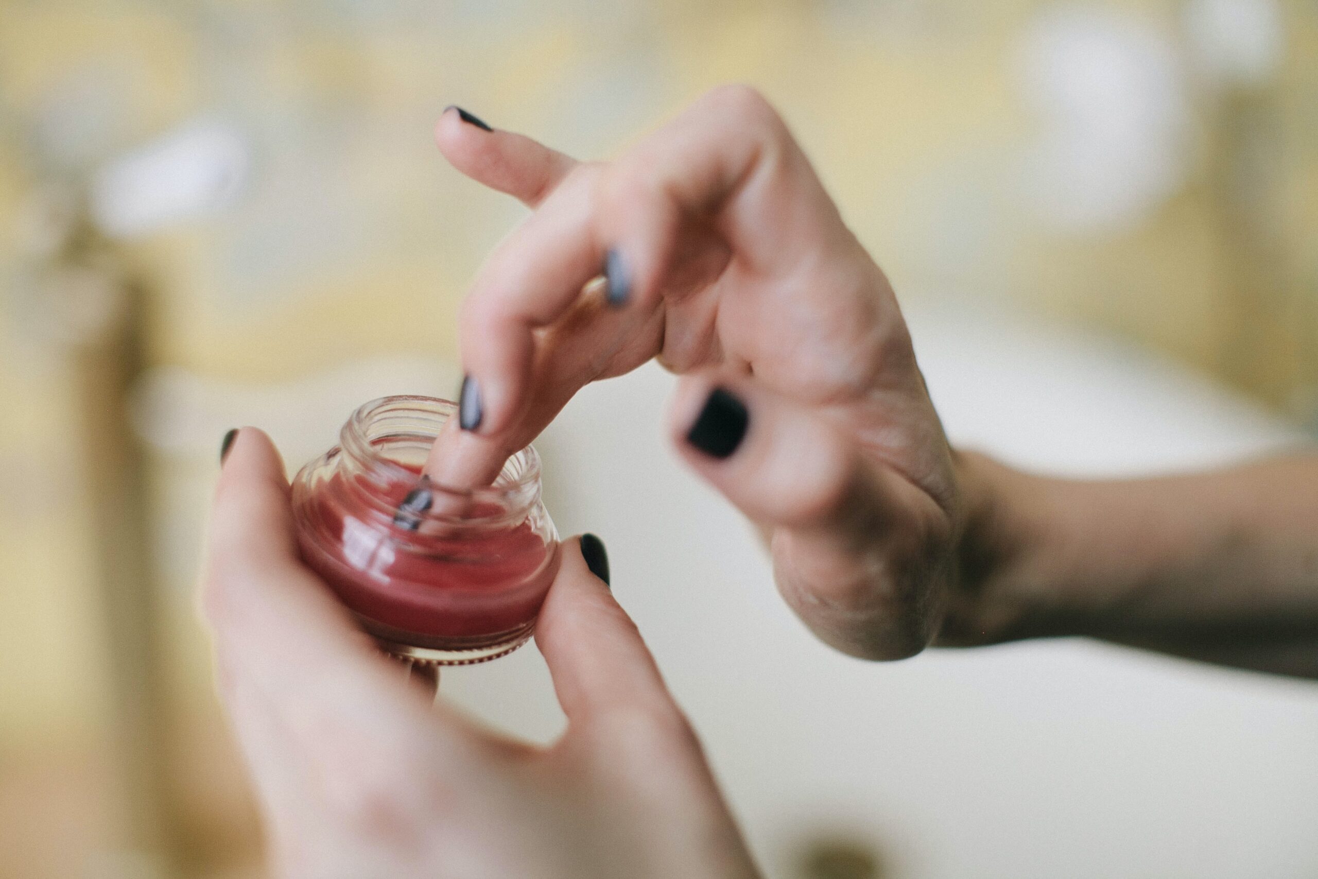 Bibir yang Terawat, Kenangan yang Terjaga: Kisah Lip Balm dari Pintu Rumah