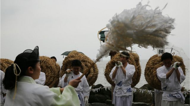 Facial Abu Ritual Pembakaran Boneka Jerami Jepang: Rahasia Kecantikan Kuno yang Terlahir Kembali