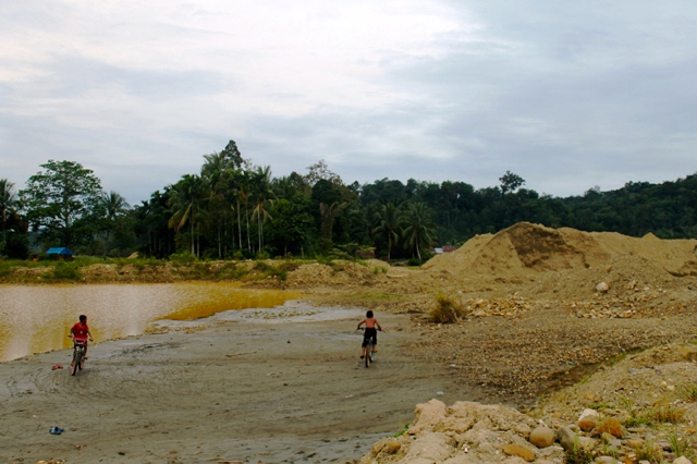 Rahasia Kilau Alami: Mengungkap Keajaiban Scrub Pasir Emas Sungai Batanghari untuk Kulit Sehat Bercahaya